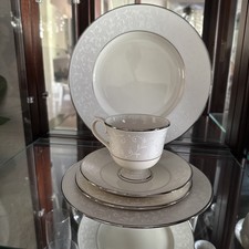 NIB Lenox Pearl Innocence 5 Piece Place Setting G1138 picture