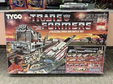 * VINTAGE TYCO TRANSFORMERS ELECTRIC TRAIN AND BATTLE SET WITH BOX *ST picture