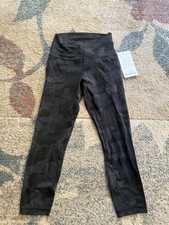 NWT Women’s Lululemon Cropped Camouflage Leggings Sz 6 picture