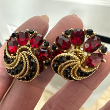 Vintage RARE Trifari Signed Gold tone red/black faceted rhinestone clip ons picture
