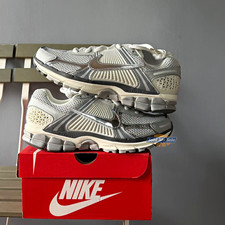 Nike Men’s Low Top Athletic Sneakers Lace-Up Gray Silver White Pre-Owned Excl picture