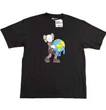Uniqlo UT x KAWS Universe Black Size M picture