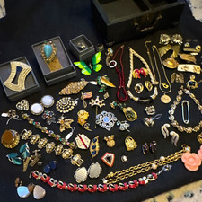 74 pc lot Vintage Designer Signed Mixed Brooches Necklaces Rings Pearls Thermose picture