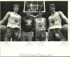 1985 Press Photo Newman's basketball coach Billy Fitzgerald & players picture