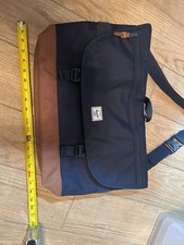 Herschel Supply Co.  NWT Unisex Navy/ Saddle Brown 22.5 L Cove Messenger Bag picture