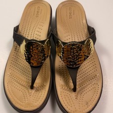 Crocs Sanrah Hammered Circle Wedge Sandals Espresso Tan Gold Women 9 picture