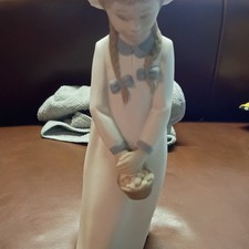 Lladro Zaphir Figurine Girl with Basket Sweets Braids 10