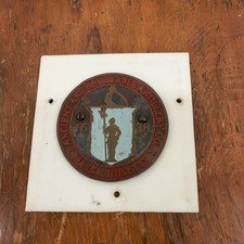 1930s ANCIENT AND HONORABLE ARTILLERY Co. MASSACHUSETTS MILITIA Brass Plaque picture