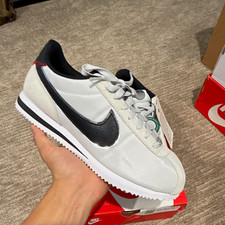 Nike Men’s Low Top Athletic Sneakers White/Black Solid Lace Up Rubber Sole picture