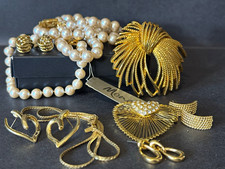Vintage Monet Gold Tone  Lot 9pc Signed  Pearl Necklace Bracelet Brooch Earring  picture