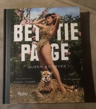 BETTIE PAGE: QUEEN OF CURVES BOOK First Edition Like New picture