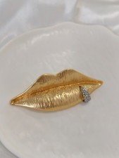 Schiaparelli Matte Gold Lips Brooch Crystal Ring Detail Surrealist Avant Garde  picture