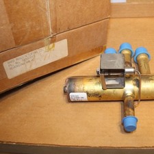 One NOS Bard Manufacturing 5650-015 Reversing Valve picture