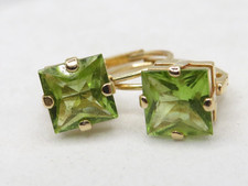 LOVELY LADIES PAIR of 14k YELLOW GOLD EARRINGS w 2 SQUARE PERIDOTS (2.50cts)  * picture