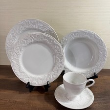 NIB VTG Pfaltzgraff Pageantry 5 Piece Dinnerware Art of the Ages White Embossed picture