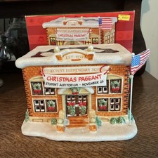 Dept 56 Peanuts Pinecrest  Elementary School Lights Up W/ Box *Read picture