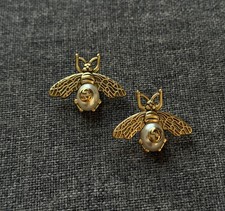Gucci Bee Stud Earrings Gold Tone Pearl GG Logo Statement Designer Jewelry picture