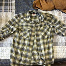 Wrangler Men's Plaid Flannel Button-Up Shirt Long Sleeve Pockets Size M picture