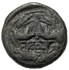 PHOENICIA, BERYTUS. AE 24. HADRIAN, 117-138 AD. TWO MILITARY STANDARDS REVERSE. picture