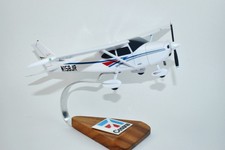 Cessna® 182S Skylane, 1997, 18in Mahogany Model picture