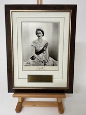 Queen Elizabeth II Her Majesty - B&W Signed & Framed 10x8 Photograph Print picture