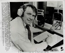 1978 Press Photo Former Boston Celtics Coach Tom Heinsohn records Show on Radio picture