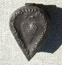 1790–1810 FINE PENSYLVANIA GERMAN HEART DOUBLE LID TIN NUTMEG GRATER PROVENANCE picture