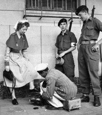 Suez Crisis 1956 - British Army nurse Jean Leich has her shoes shi- Old Photo 1 picture