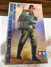 Tamiya 1:16 WWII German Ammo-Belt Loader & Tripod Figure Model Kit 36311 picture