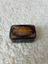🌸 BEAUTIFUL VINTAGE RUSSIAN HAND-PAINTED LACQUER TRINKET BOX — FLORAL MOTIF picture