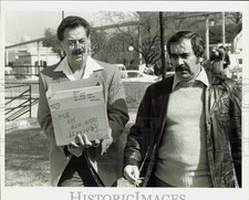 1983 Press Photo Jimmy Chagra and federal marshal after sentencing - lra61411 picture