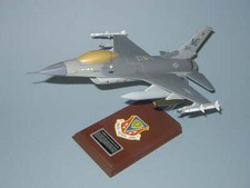 USAF General Dymanics F-16C Falcon Mountain Home AFB Desk 1/32 Model SC Airplane picture