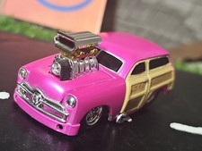 Vntg 2001 Muscle Machines 1950 Ford Woody Wagon Pink 1:64 Diecast Car LOOSE picture