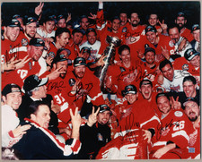 1997-98 Detroit Red Wings Stanley Cup Autographed Signed 16x20 Photo AMCo 31574 picture
