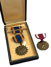 Vtg US AIR FORCE Military MEDAL Lot with Ribbon Bar in Presentation Box picture