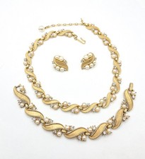 Vintage Crown Trifari Goldtone Faux Pearl Demi-Parure 3 Piece Set picture