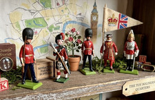 Vintage Britains Deetail Toy Soldiers Lot of 5 Guards Beefeater Piper Metal Base picture
