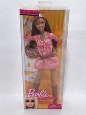 2009 BARBIE FASHIONISTAS Barbie Doll ARTSY NIKKI Fully Articulated 100+ Poses picture