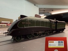 Hornby R30136 OO Gauge LNER Class B17/5 4-6-0 DCC Ready East Anglian #2859 Era 3 picture