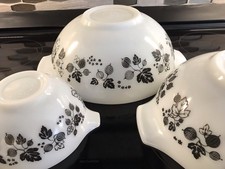3 MINT CONDITION VINTAGE PYREX WHITE/BLACK GOOSEBERRY CINDERELLA MIXING BOWLS picture