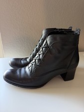 Women's Classic Elements Black Leather Boots, 7M picture