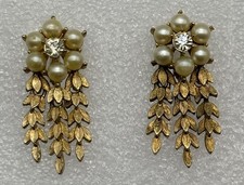 Vintage Sarah Coventry Royal Highness Clip Earrings Faux Pearls Gold Tone 1960s picture