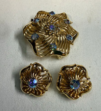 Lisner Signed Gold Tone Flower Brooch & Clip-On Earrings Blue Rhinestone picture
