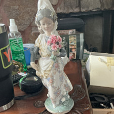Lladro Valencian Girl Figurine 1304 Glossy Porcelain Hand Painted Floral Box picture
