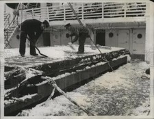 1933 Press Photo Albert Ballin Deck Hands Chop Ice & Snow from Ship Deck picture