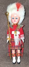 Queen's Guard, traje tradicional, ojos dormilones, mediados siglo XX picture