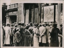 1935 Press Photo Frenchmen watch Italian campaign at paper Le Matin picture