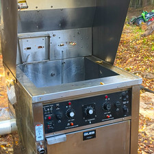 Giles Ventless Floor Model Deep Fryer Built-In Filtration 1 Pot WOG-MP-VH picture