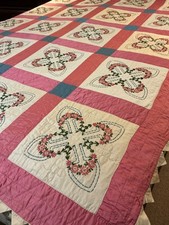 VTG Mid-Century Embroidered Quilt Prairie Point Edge Hand Quilt 64x78 EXCELLENT picture