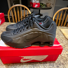 Nike Shox R4 Men’s Low Top Lace-Up Athletic Sneakers Solid Black picture